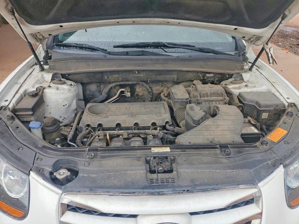 2012 HYUNDAI SANTA FE GL(Middle-low ) — Engine bay