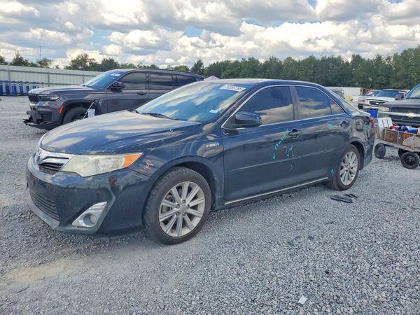 2013 TOYOTA CAMRY SOLA Hybrid — Front 3/4