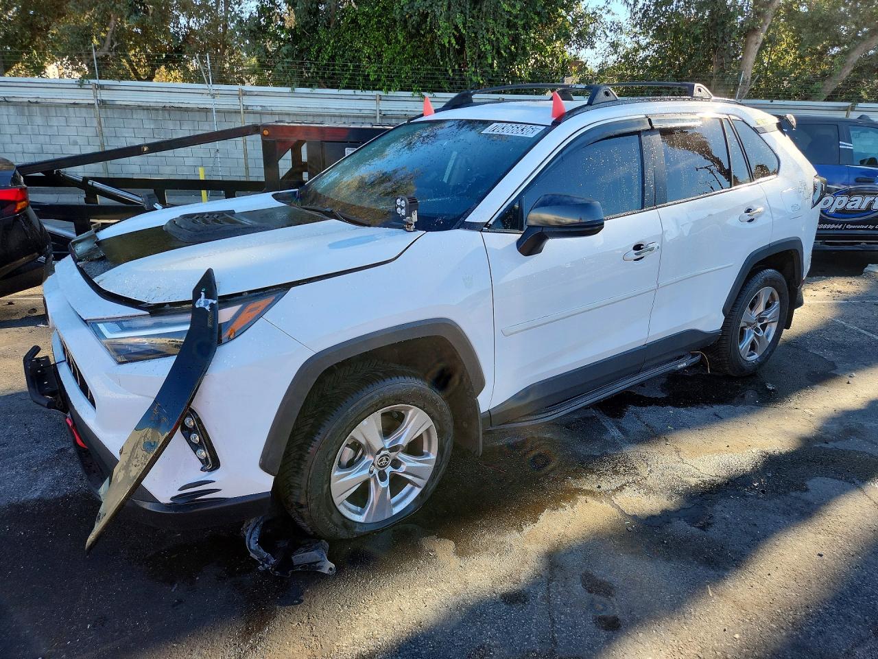 2023 TOYOTA RAV4 XLE — Front 3/4