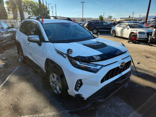 2023 TOYOTA RAV4 XLE — Passenger 3/4