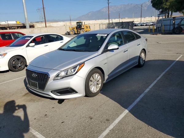 2016 HYUNDAI SONATA GL (Middle-Low) — Front 3/4