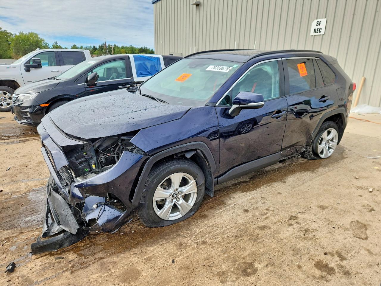 2020 TOYOTA RAV4 XLE — Front 3/4