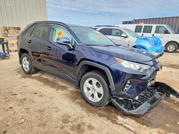 2020 TOYOTA RAV4 XLE — Passenger 3/4