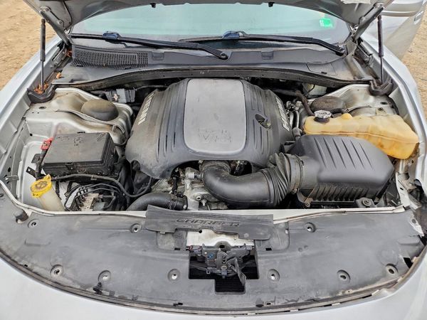 2019 DODGE CHARGER R/T — Engine bay