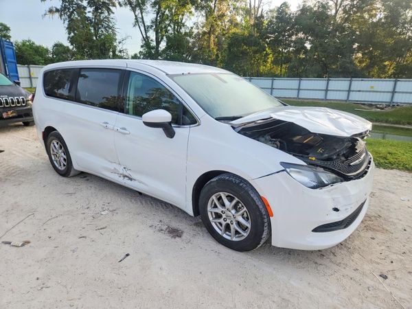 2022 CHRYSLER VOYAGER LX — Passenger 3/4