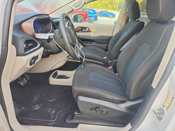 2022 CHRYSLER VOYAGER LX — DENT