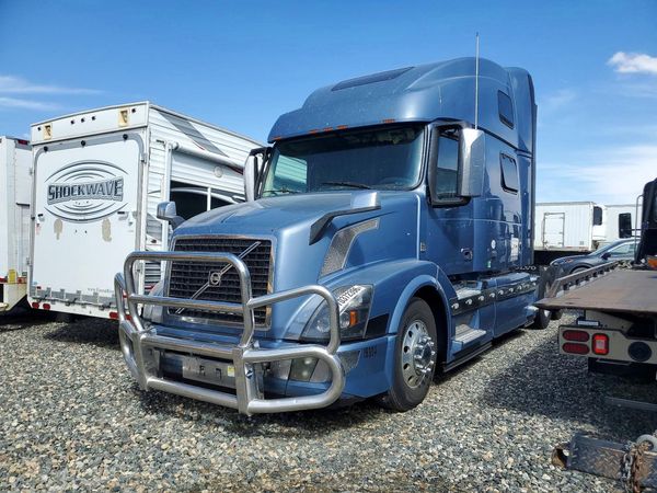 2016 VOLVO VN — DSFA — Front 3/4