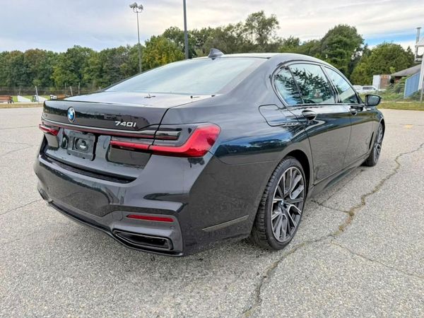 2022 BMW 740