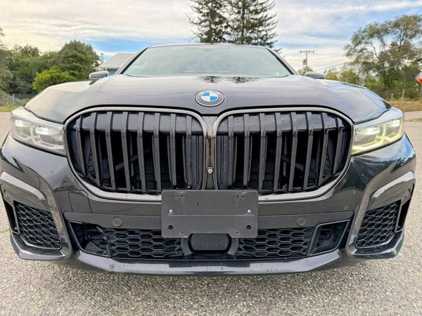 2022 BMW 740