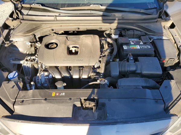 2020 HYUNDAI ELANTRA SE — Engine bay
