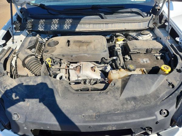 2019 JEEP CHEROKEE Limited — Engine bay