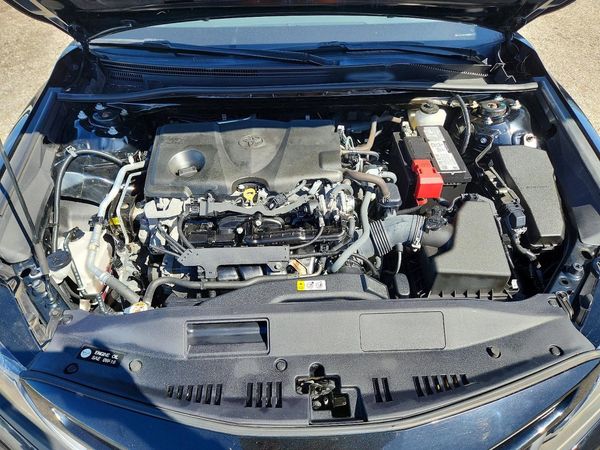 2021 TOYOTA CAMRY SE — Engine bay