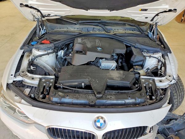 2018 BMW 3 SERIES xDrive — Engine bay