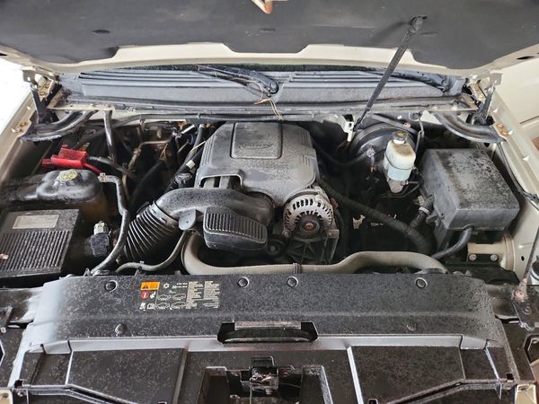 2013 CHEVROLET TAHOE LT — Engine bay