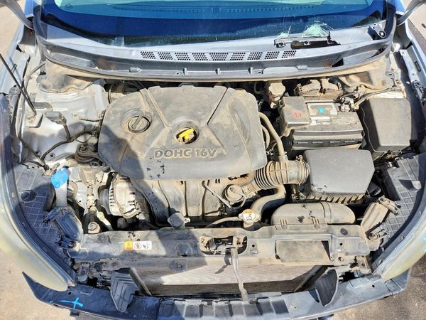 2013 HYUNDAI ELANTRA — Engine bay