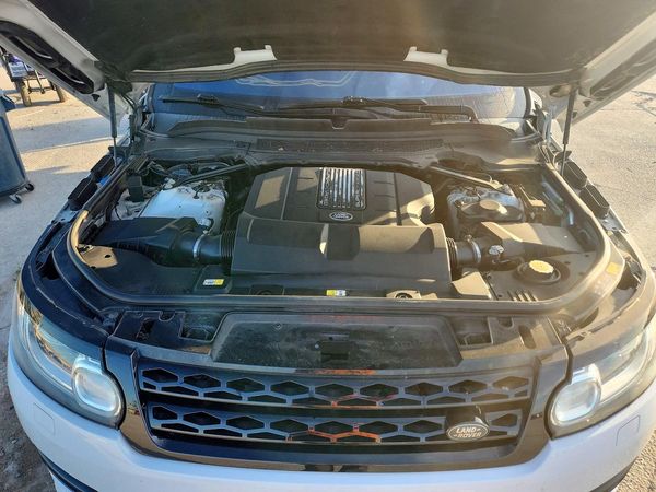 2016 LAND ROVER RANGEROVER Autobiography — Engine bay