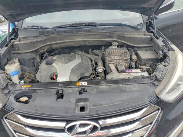 2014 HYUNDAI SANTA FE GLS — Engine bay