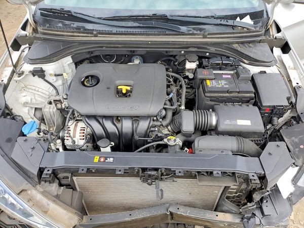 2019 HYUNDAI ELANTRA SE — Engine bay