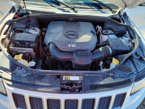 2015 JEEP CHEROKEE Overland — Engine bay