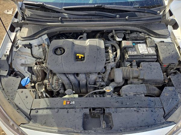 2020 HYUNDAI ELANTRA — Engine bay