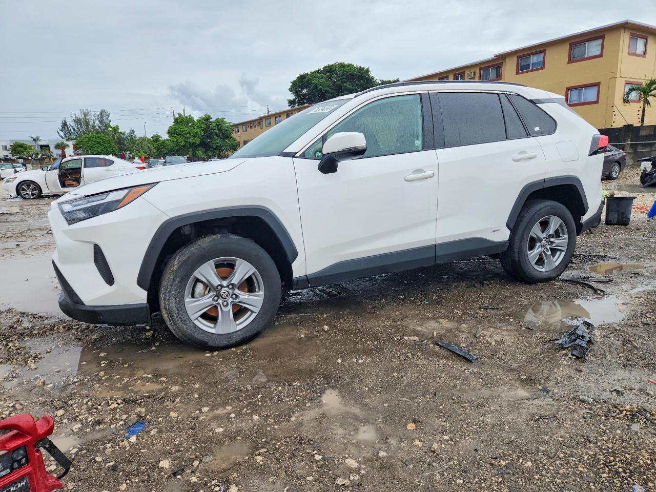 2025 TOYOTA RAV4 XLE — Front 3/4