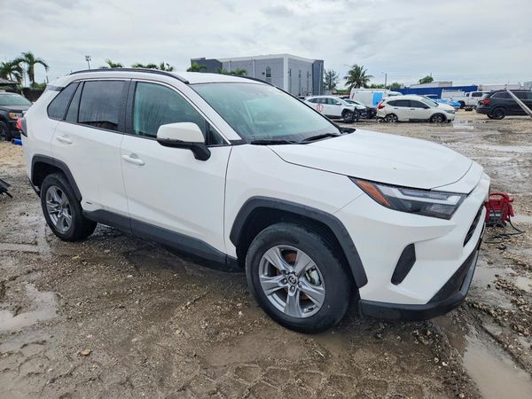 2025 TOYOTA RAV4 XLE — Passenger 3/4
