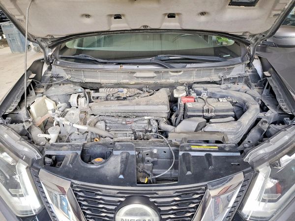 2019 NISSAN ROGUE — Engine bay