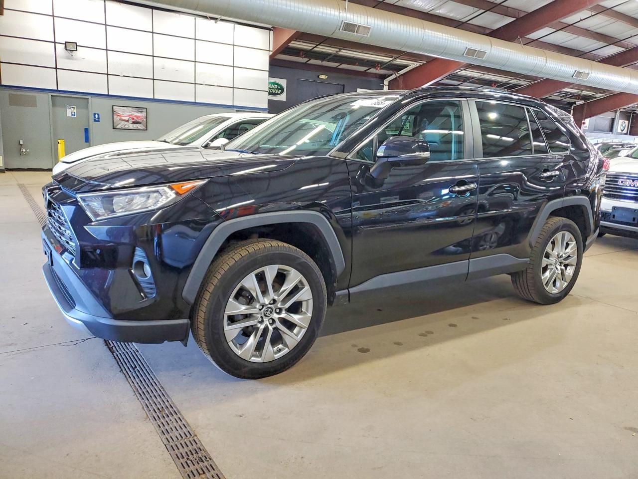 2019 TOYOTA RAV4 Limited — Front 3/4