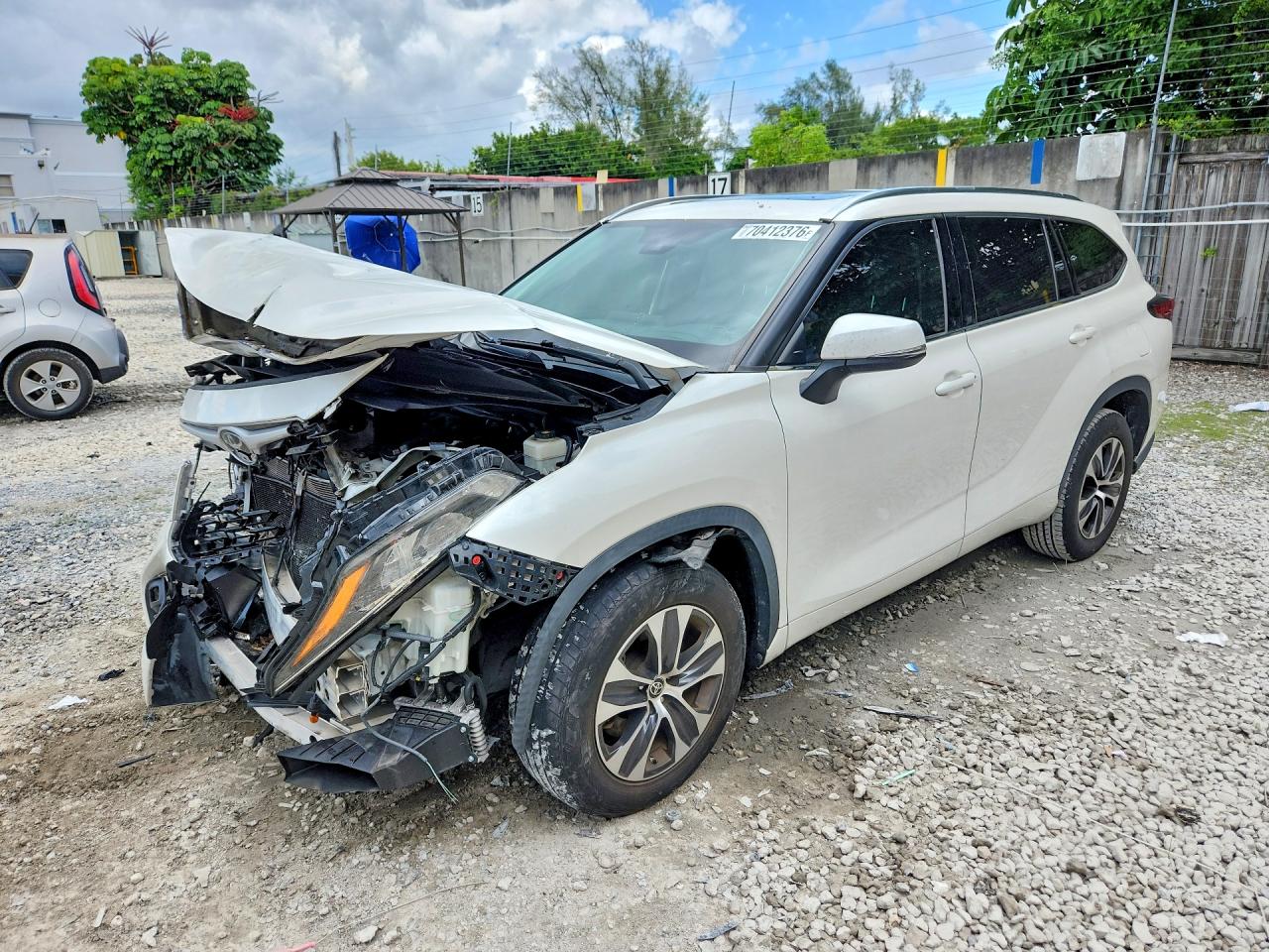 2020 TOYOTA HIGHLANDER XLE — Front 3/4
