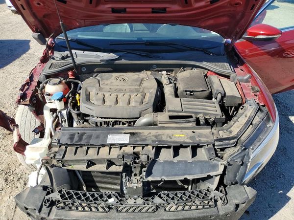 2018 VOLKSWAGEN PASSAT SE, SE w/ Technology — Engine bay