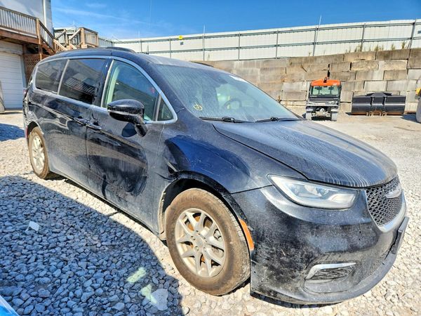 2022 CHRYSLER PACIFICA Touring L — Passenger 3/4