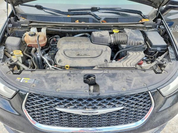 2022 CHRYSLER PACIFICA Touring L — Engine bay