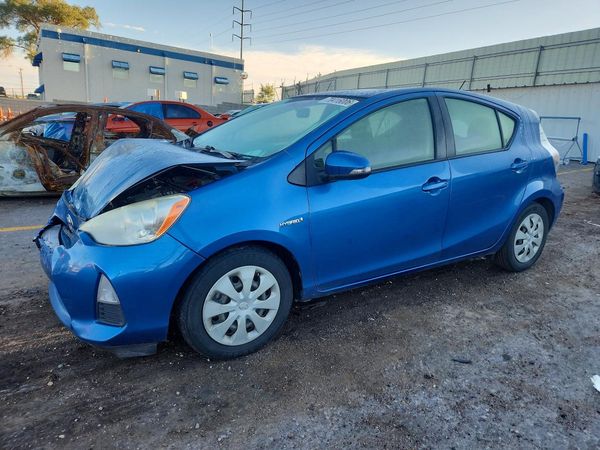 2013 TOYOTA PRIUS — Front 3/4