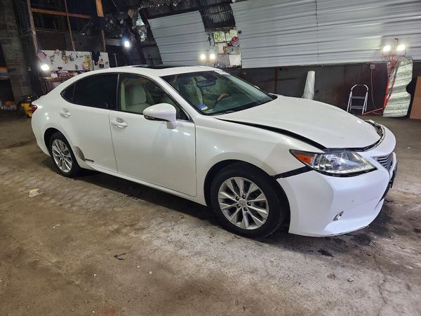 2014 LEXUS ES 300h — Passenger 3/4