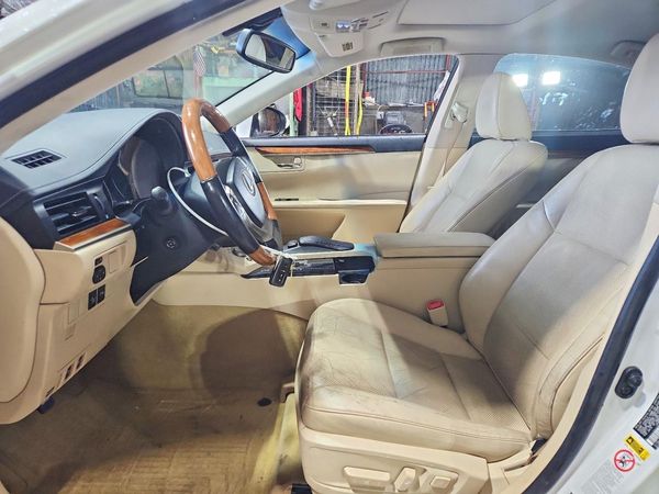 2014 LEXUS ES 300h — DENT