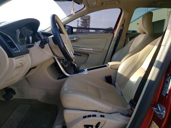 2015 VOLVO XC60 Premier (non R design) — DENT
