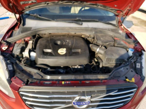2015 VOLVO XC60 Premier (non R design) — Engine bay