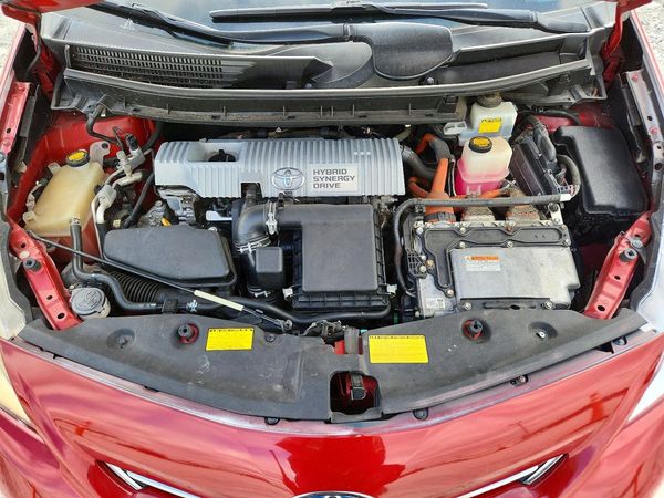 2012 TOYOTA PRIUS — Engine bay