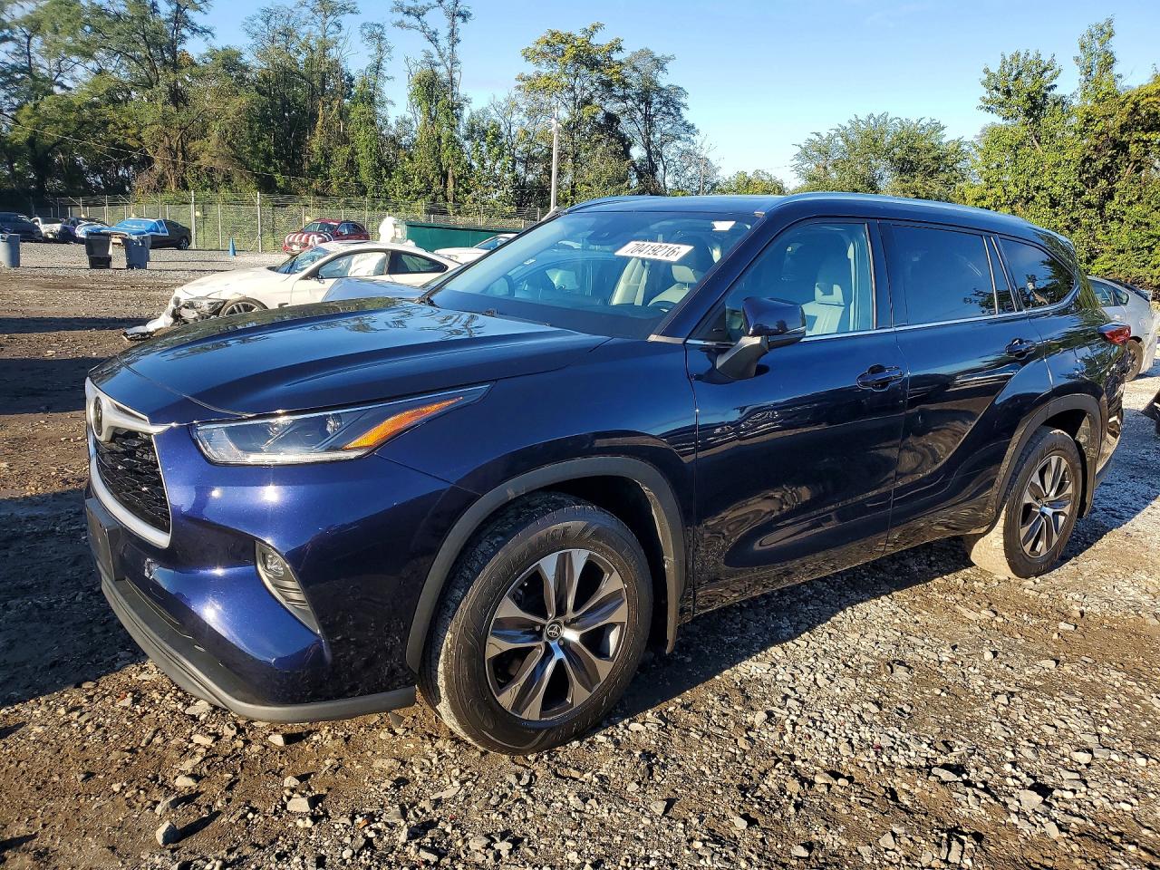 2021 TOYOTA HIGHLANDER XLE — Front 3/4
