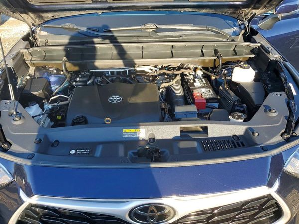 2021 TOYOTA HIGHLANDER XLE — Engine bay