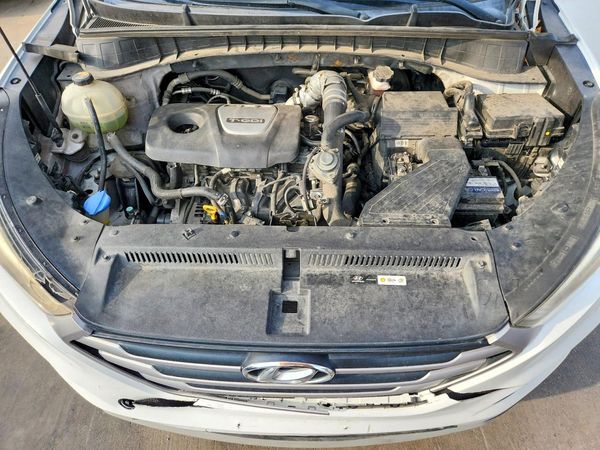 2017 HYUNDAI TUCSON — Engine bay