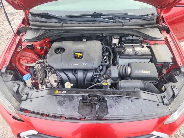 2018 HYUNDAI ELANTRA — Engine bay