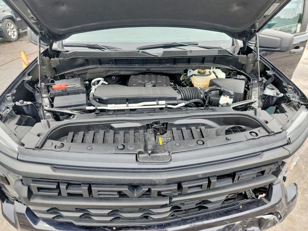 2022 CHEVROLET SILVERADO Custom — Engine bay