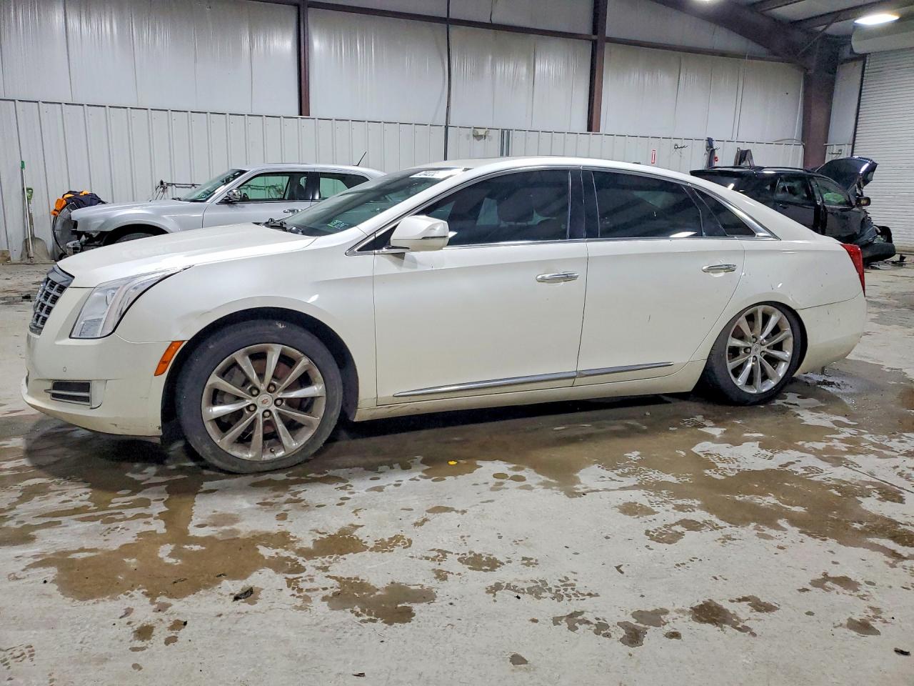 2013 CADILLAC XTS Luxury — Front 3/4