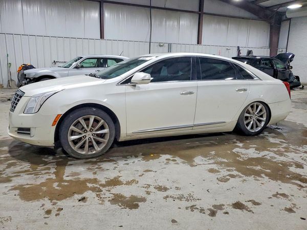2013 CADILLAC XTS Luxury — Front 3/4