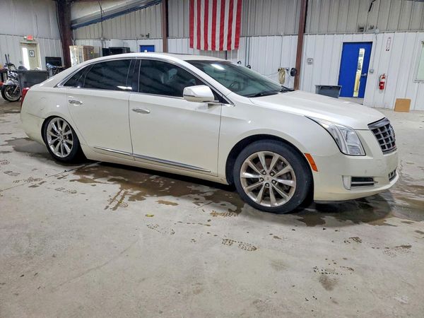 2013 CADILLAC XTS Luxury — Passenger 3/4