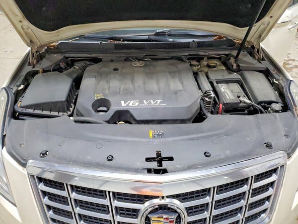 2013 CADILLAC XTS Luxury — Engine bay