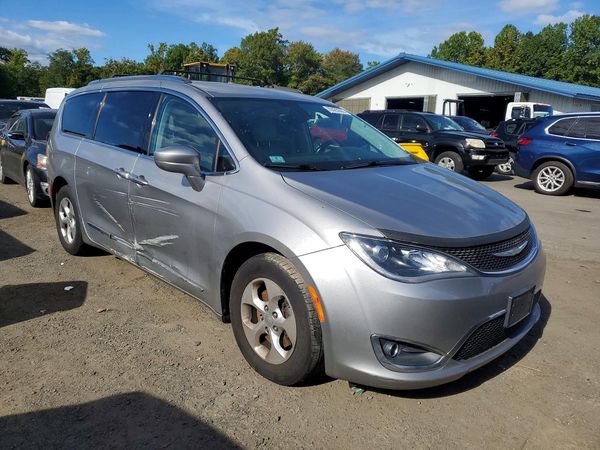 2017 CHRYSLER PACIFICA Touring L Plus — Passenger 3/4