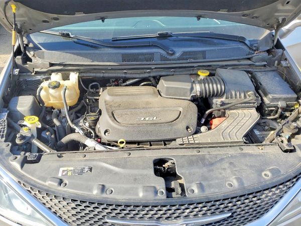 2017 CHRYSLER PACIFICA Touring L Plus — Engine bay
