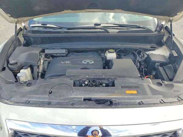 2017 INFINITI QX60 — Engine bay